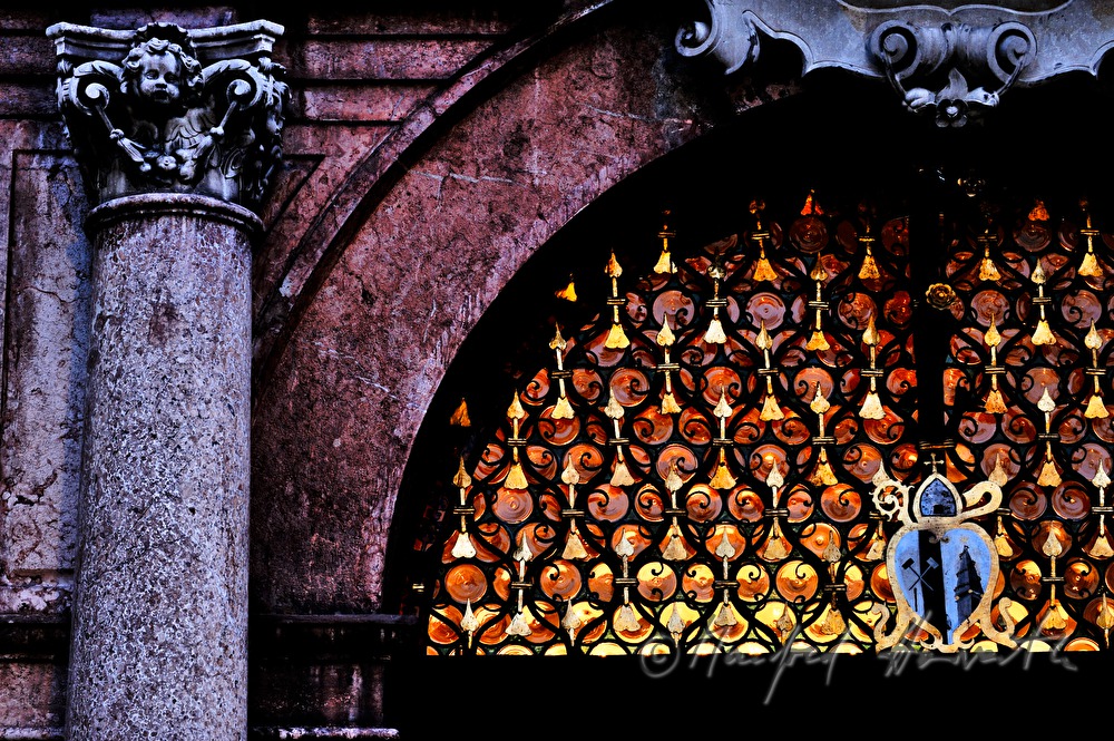 Glasfenster mit Symbol des Stiftes Putzenglas:über der Kirchentür