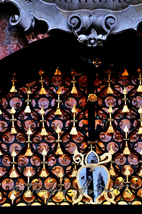 Glasfenster mit Symbol des Stiftes Putzenglas:über der Kirchentür
