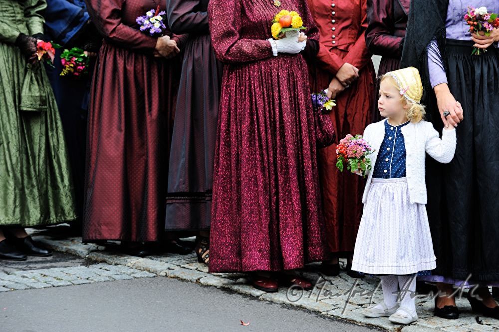 Mühlviertler Kind in Tracht mit Goldhaube
