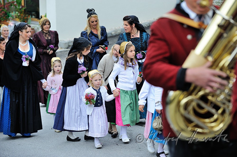 Prozession zur Kirche beim Erntedankfest