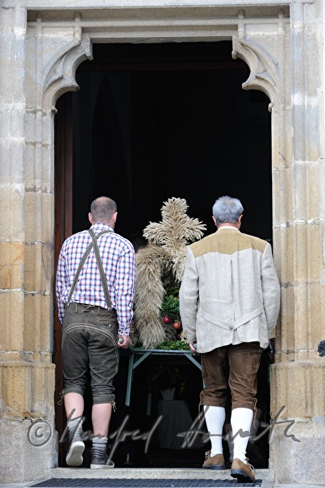 Erntedankkrone wird in die Kirche getragen