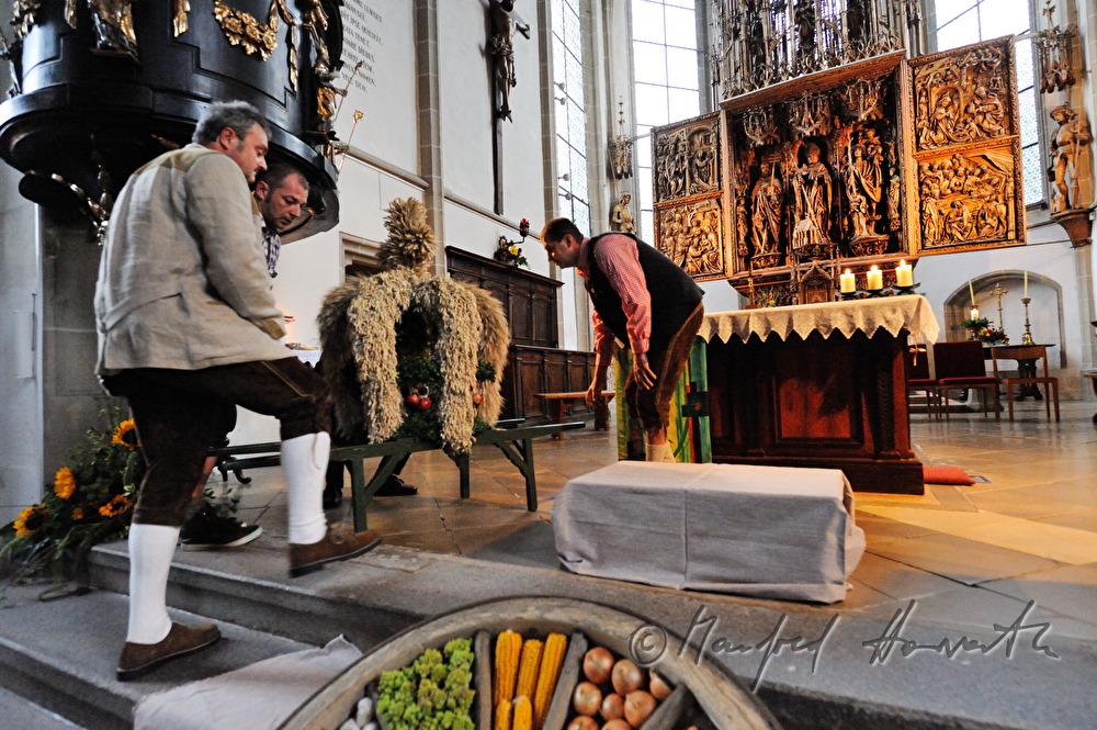 Erntedankkrone wird in die Kirche getragen