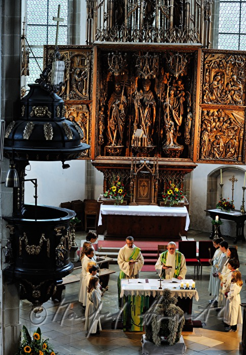 Blick vom Chorgestühl auf Flügelaltar und Altar