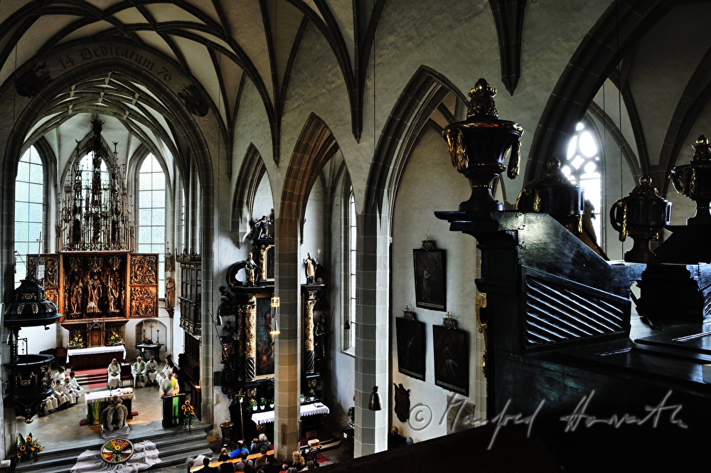 Blick vom Chor in das Kirchenschiff und den Flügelaltar