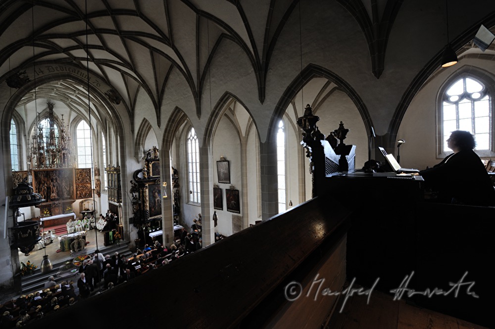 Organistin spielt die Kirchenorgel während der Messe