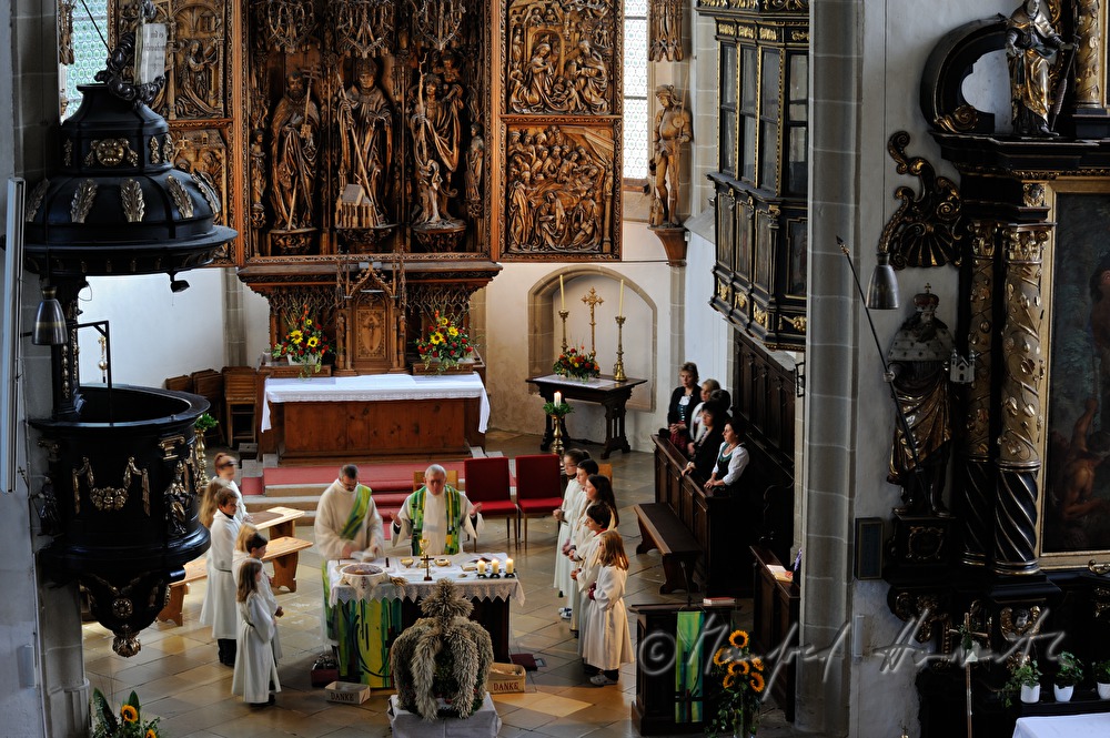 Blick vom Chorgestühl auf Flügelaltar und Altar