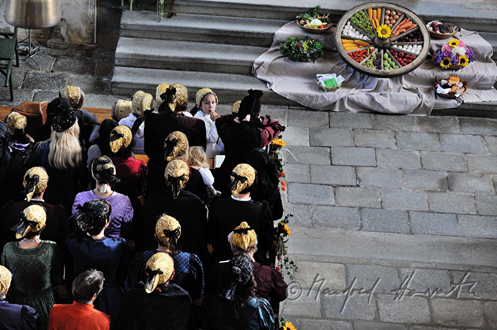 Frauen in der Kirche beim Erntedank-Gottesdienst