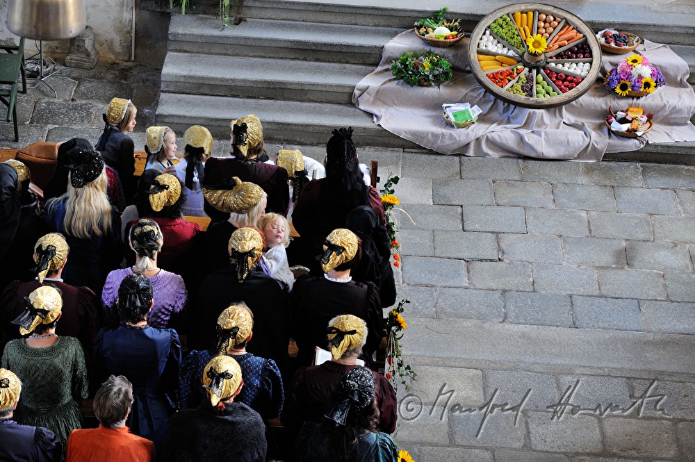 Frauen in der Kirche beim Erntedank-Gottesdienst