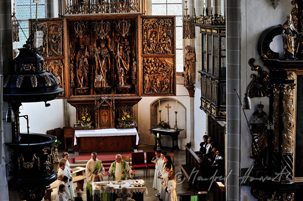 Blick vom Chorgestühl auf Flügelaltar und Altar