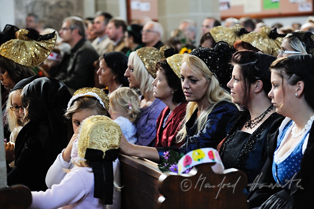 Frauen in der Kirche beim Erntedank-Gottesdienst