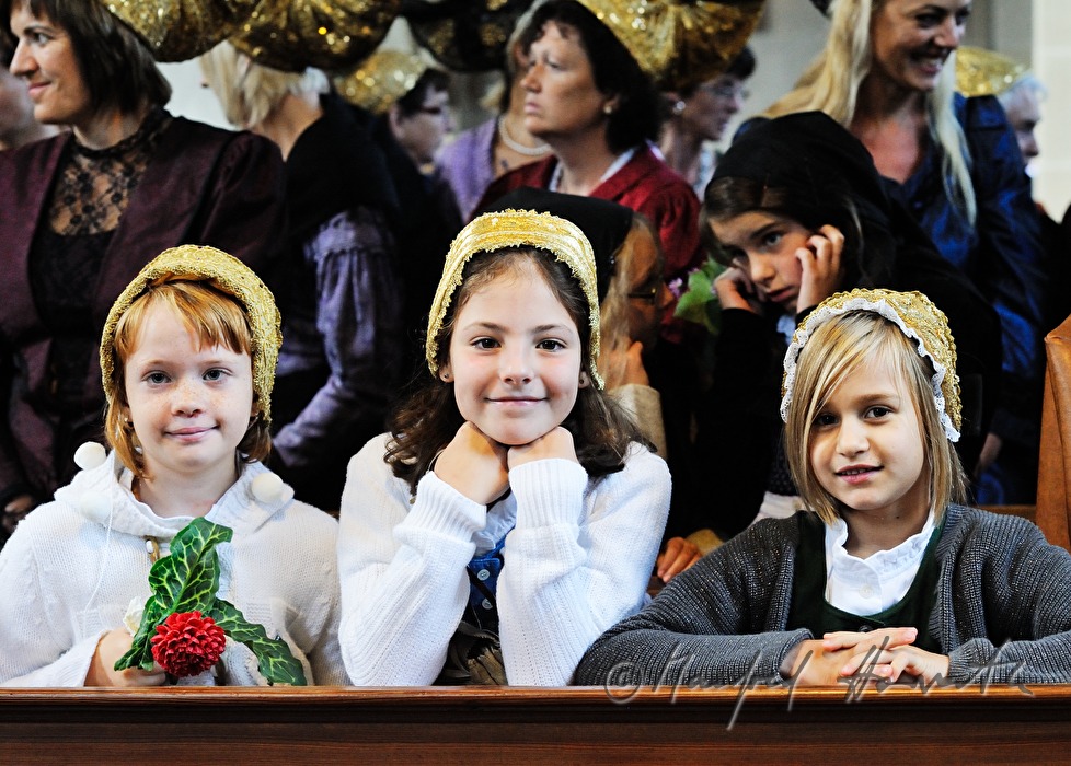 Mühlviertler Kinder in Tracht mit Goldhaube