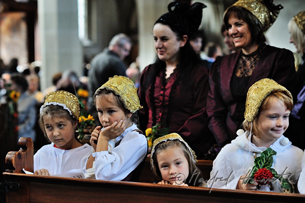 Mühlviertler Kinder in Tracht mit Goldhaube