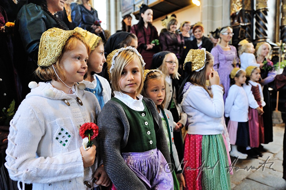 Mühlviertler Kinder in Tracht mit Goldhaube