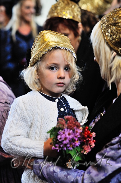 Mühlviertler Kind in Tracht mit Goldhaube