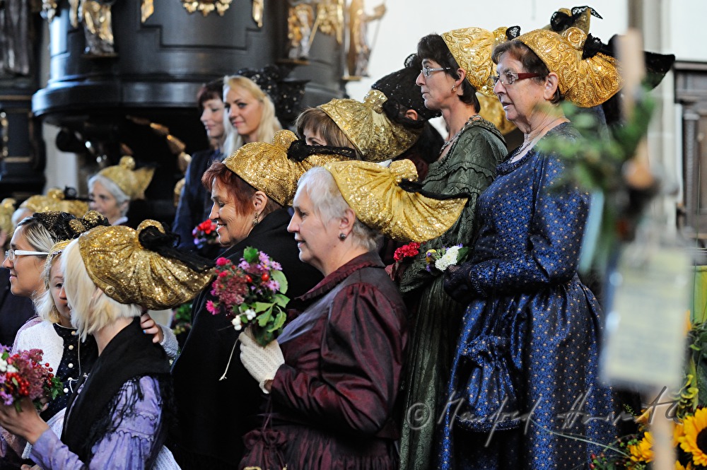 Frauen in der Kirche beim Erntedank-Gottesdienst