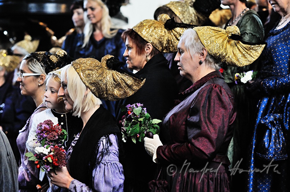 Frauen in der Kirche beim Erntedank-Gottesdienst