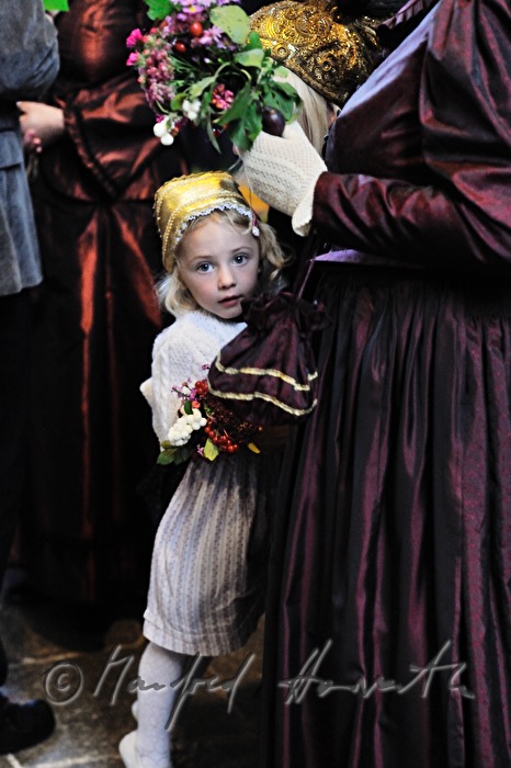 Mühlviertler Kind in Tracht mit Goldhaube
