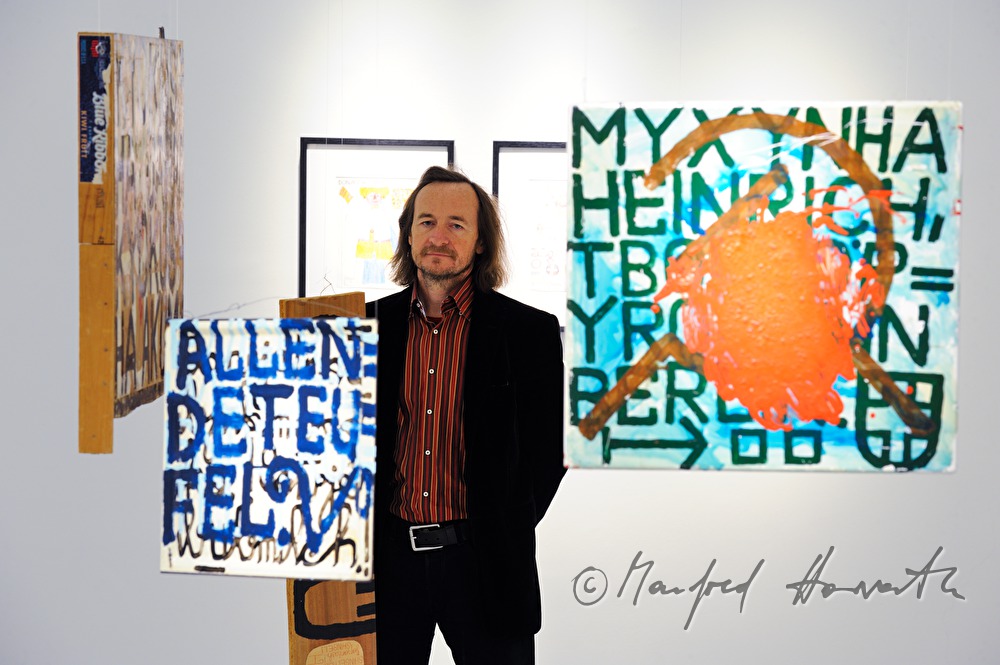 Direktor Johann Feilacher in einem Ausstellungssaal