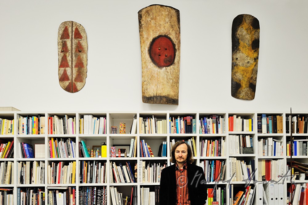 Direktor Johann Feilacher in einem Ausstellungssaal