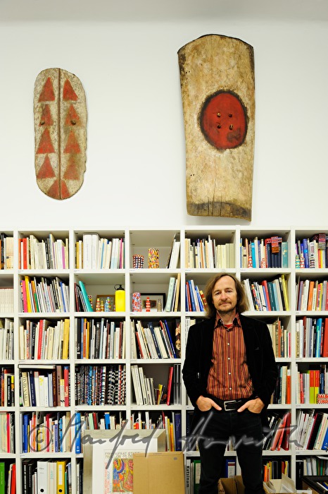 Direktor Johann Feilacher in einem Ausstellungssaal
