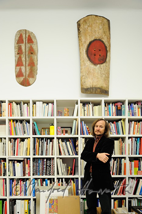 Direktor Johann Feilacher in einem Ausstellungssaal