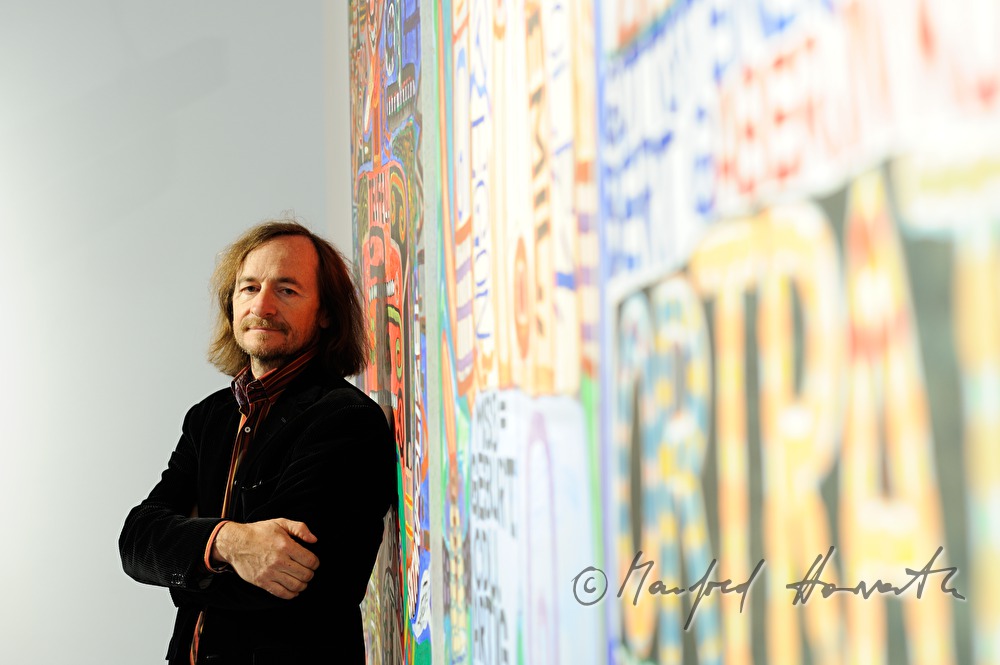 Direktor Johann Feilacher in einem Ausstellungssaal