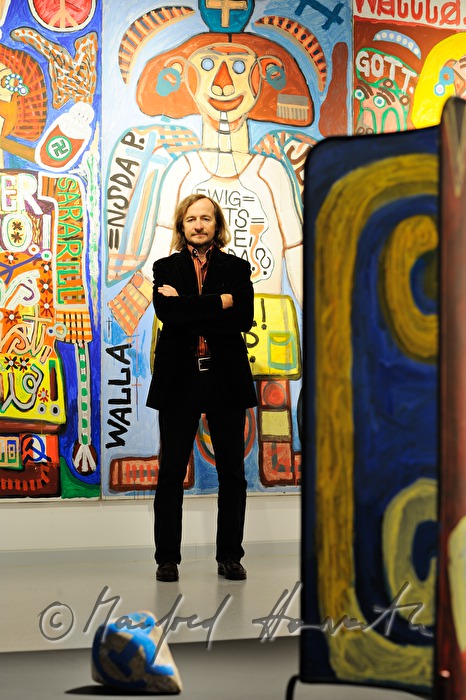 Direktor Johann Feilacher in einem Ausstellungssaal