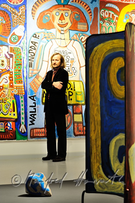 Direktor Johann Feilacher in einem Ausstellungssaal