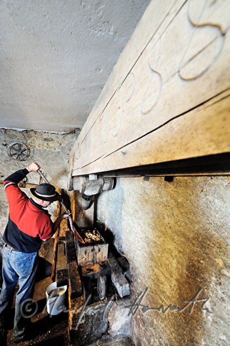 Most pressen im Keller eines Bauernhofes