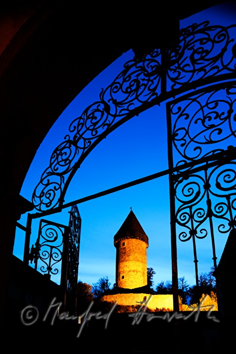 schmiedeeisernes Tor und Bergfried