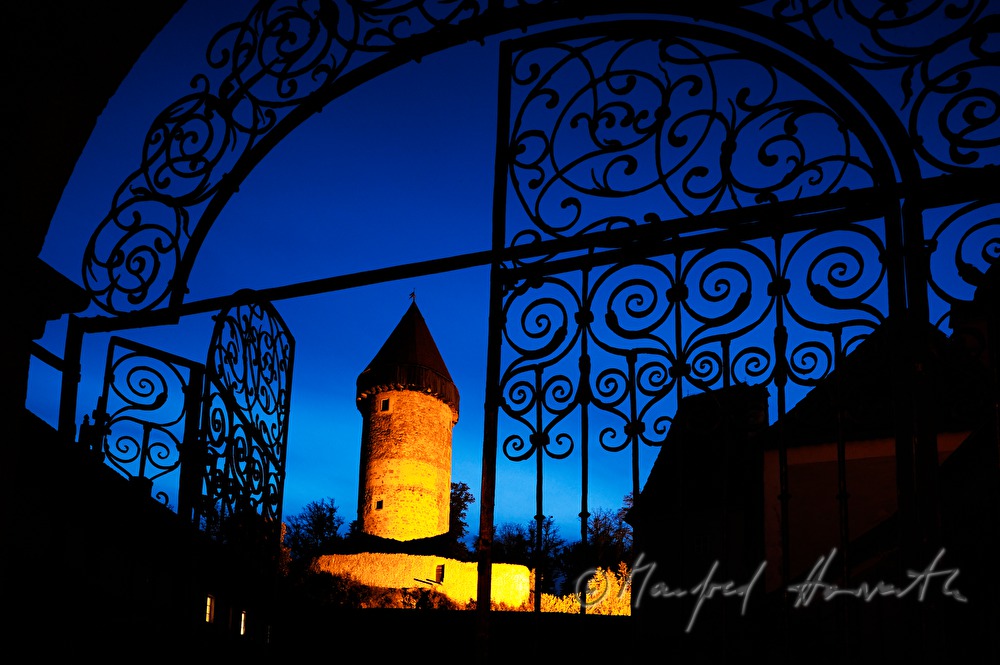 schmiedeeisernes Tor und Bergfried