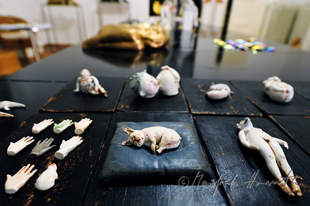 Miniatur-Skulpturen der Keramikerin Gundi Dietz