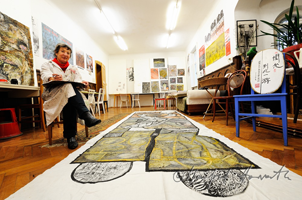 die Malerin Linde Waber in ihrem Atelier
