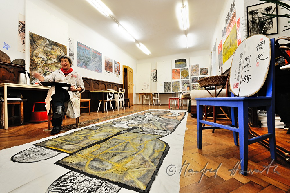 die Malerin Linde Waber in ihrem Atelier