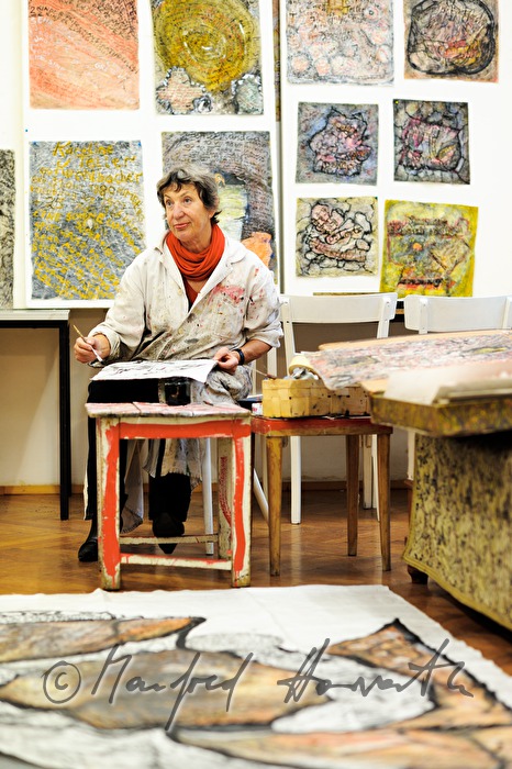 die Malerin Linde Waber in ihrem Atelier