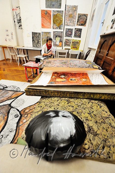 die Malerin Linde Waber in ihrem Atelier