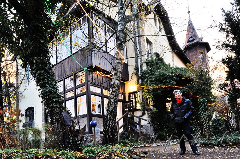 Malerin Linde Waber vor ihrem Haus