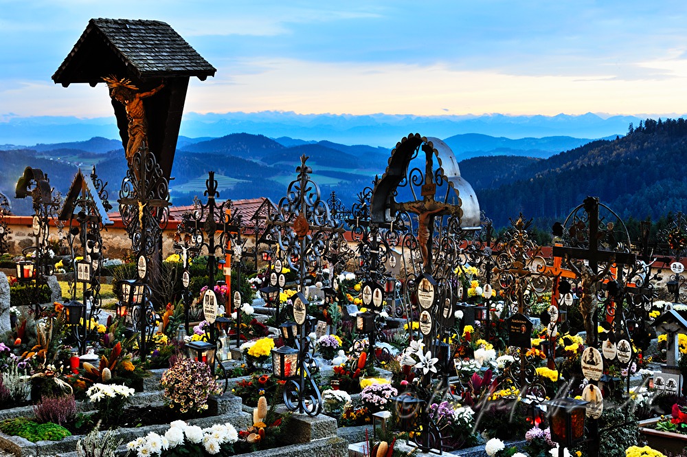 geschmückter Friedhof neben der Kirche zu Allerheiligen
