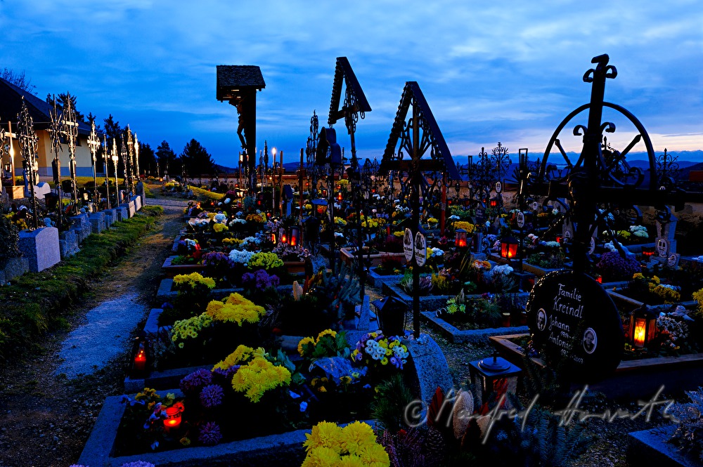 geschmückter Friedhof neben der Kirche zu Allerheiligen