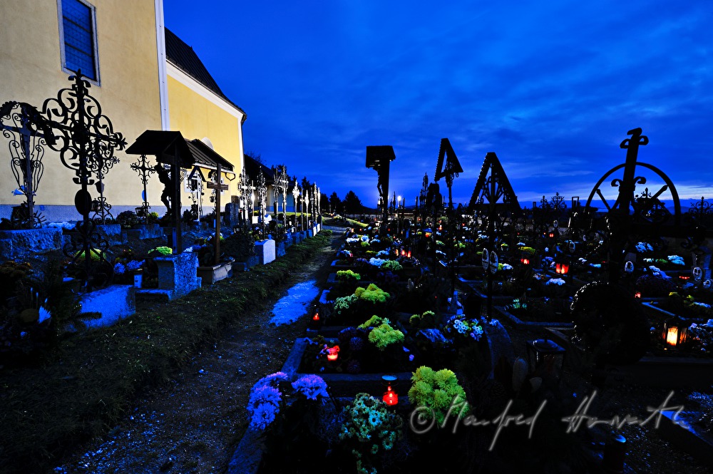 geschmückter Friedhof neben der Kirche zu Allerheiligen