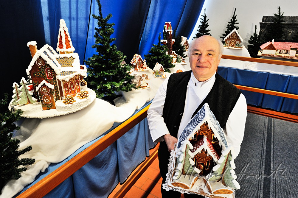 Lebkuchenhaus-Erbauer in seiner Ausstellung