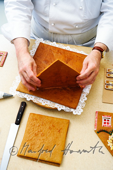 Peter Forstner baut ein Lebkuchenhaus