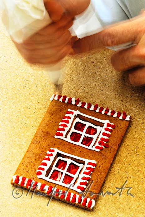 Peter Forstner baut ein Lebkuchenhaus