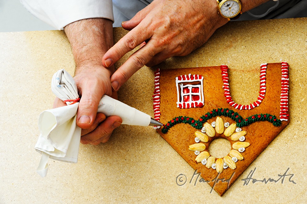 Peter Forstner baut ein Lebkuchenhaus