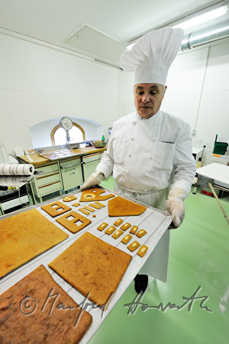 Peter Forstner bäckt ein Lebkuchenhaus