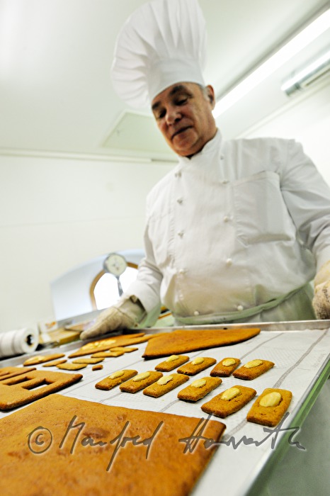 Peter Forstner bäckt ein Lebkuchenhaus