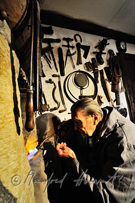 Schiffsmodellbauer Kurt Schaefer in der Feinschmiede