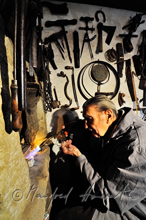 Schiffsmodellbauer Kurt Schaefer in der Feinschmiede