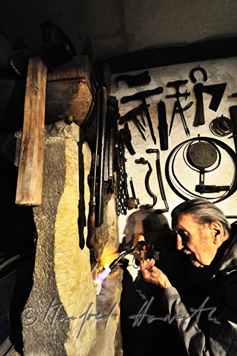 Schiffsmodellbauer Kurt Schaefer in der Feinschmiede