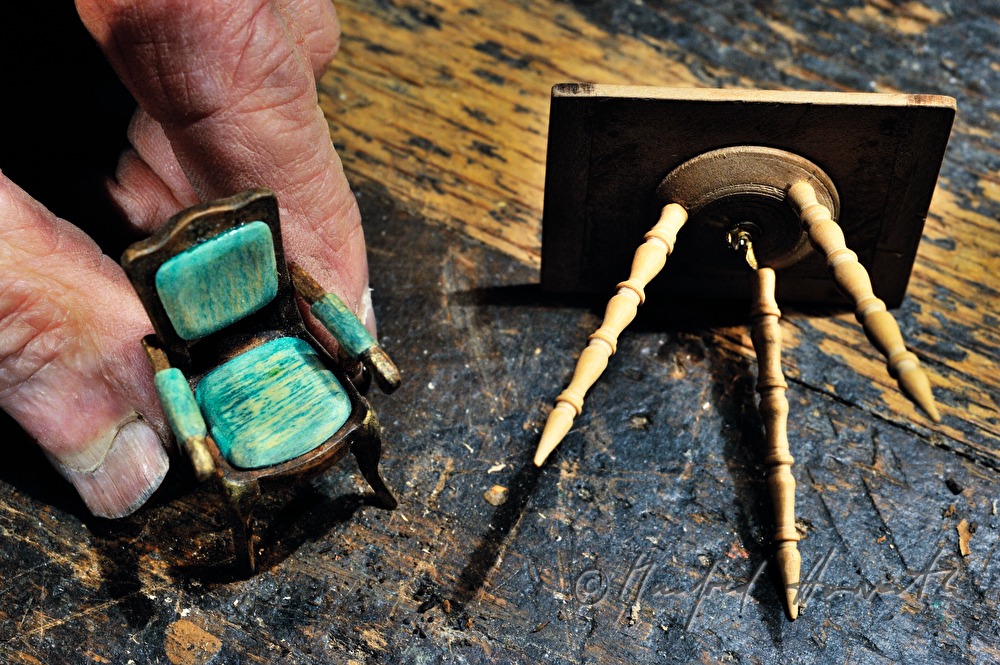 Schiffsmodellbauer Kurt Schaefer mit Miniatur-Sessel